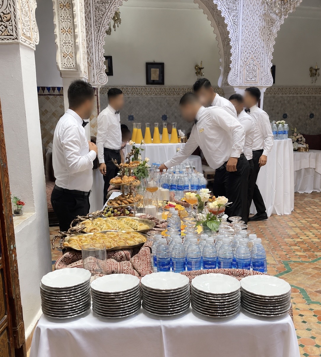 Buffet de brunch de mariage et équipe de service dans le salon du Riad Zahraa